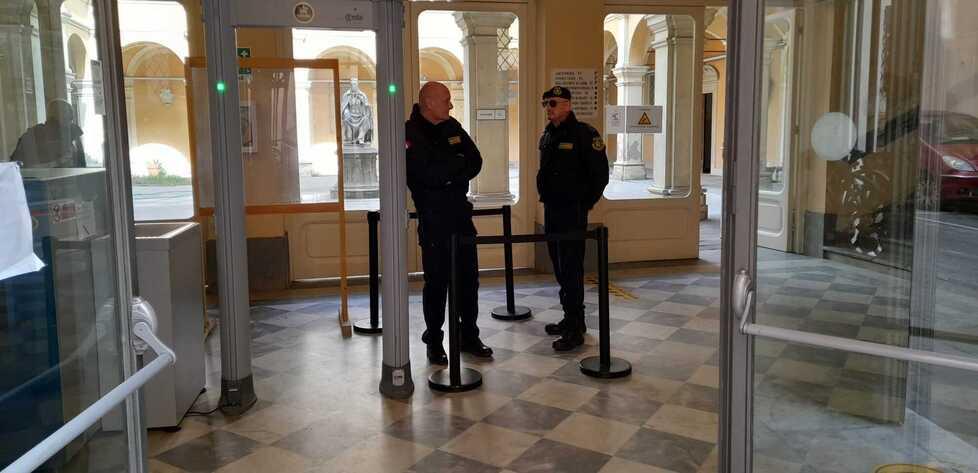 Due guardie giurate all'interno del tribunale (foto d'archivio)