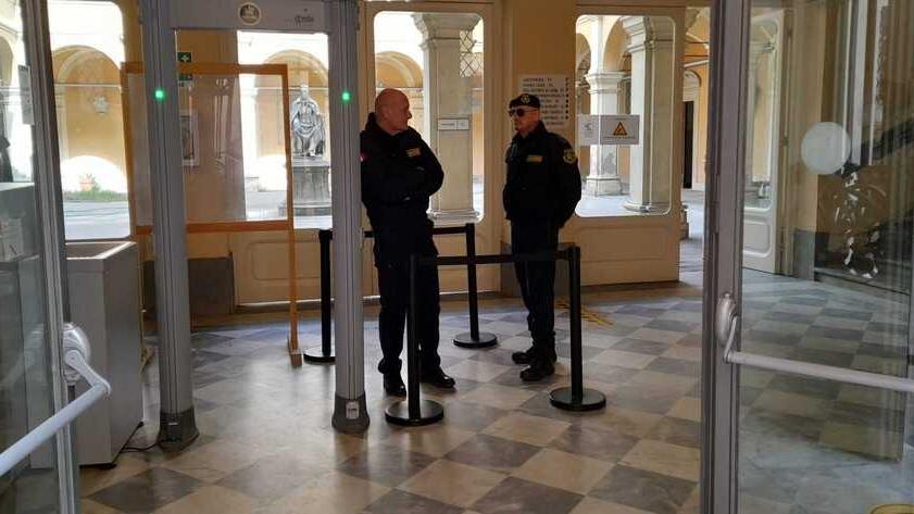 Due guardie giurate all'interno del tribunale (foto d'archivio)