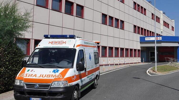 Un’ambulanza fuori dal pronto soccorso dell’ospedale di Cecina (foto d’archivio)