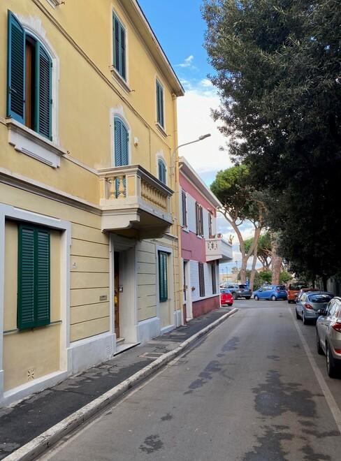 Il tratto di via Roma dove è avvenuta la rapina ai danni dell’anziana signora