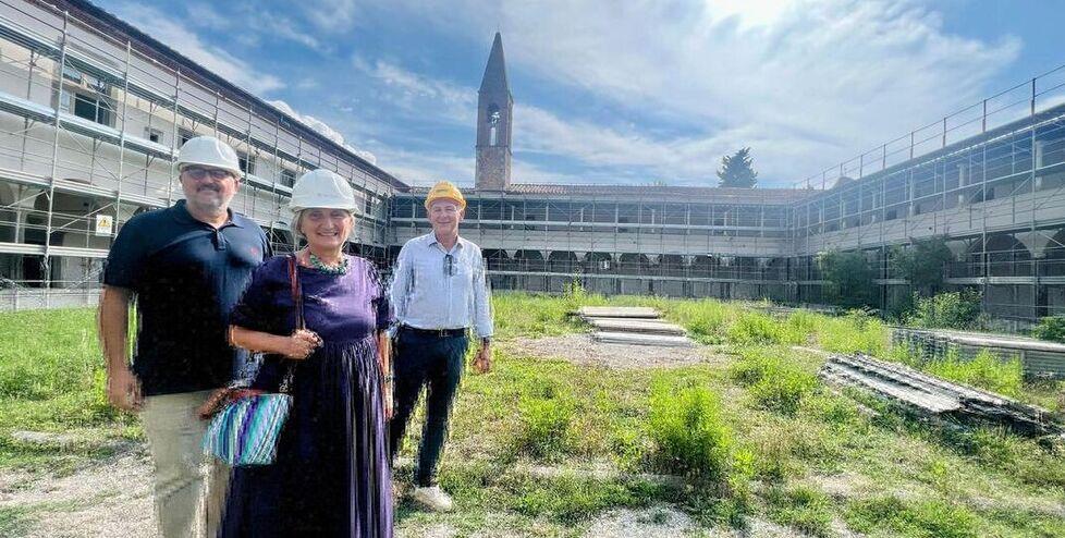 Un recente sopralluogo della rettrice Sabina Nuti al cantiere per il recupero dell’ex convento di Santa Croce in Fossabanda