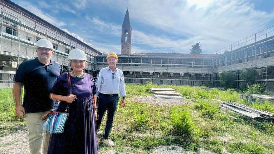 Un recente sopralluogo della rettrice Sabina Nuti al cantiere per il recupero dell’ex convento di Santa Croce in Fossabanda