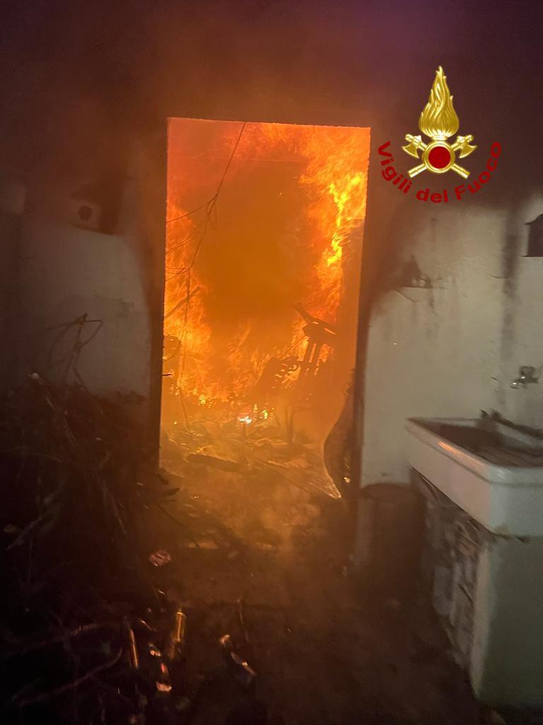 Incendio nelle campagne di Ortueri, casolare distrutto dalle fiamme