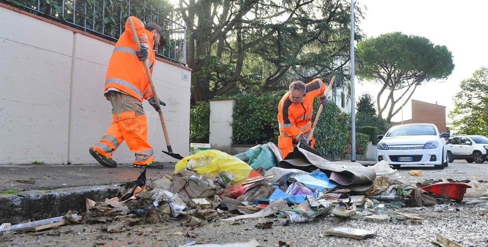 Alluvione, nei comuni pratesi corsa contro il tempo per togliere i rifiuti dalle strade