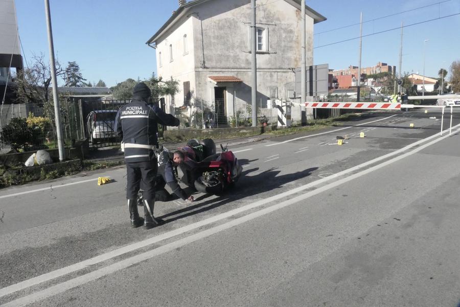 Viareggio, va a sbattere contro la sbarra del passaggio al livello: grave pensionato