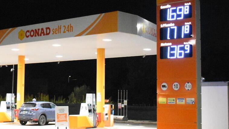 Api Benzina La benzina cala, precipita il gasolio: è in Toscana il pieno meno caro ...