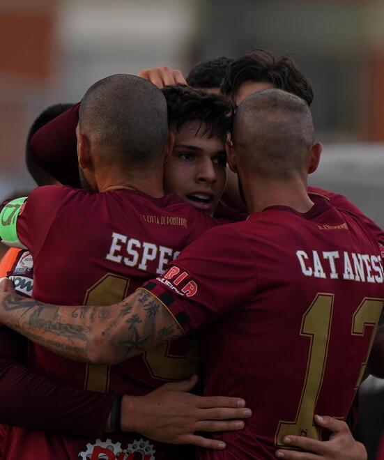 L’abbraccio tra i giocatori granata dopo uno dei gol messi a segno in questo campionato (foto Silvi)