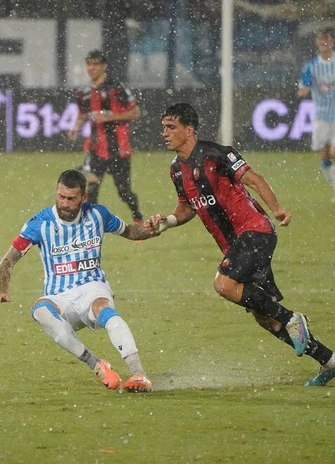 Francesco Benassai impegnato in un duello con Antenucci capitano della Spal
