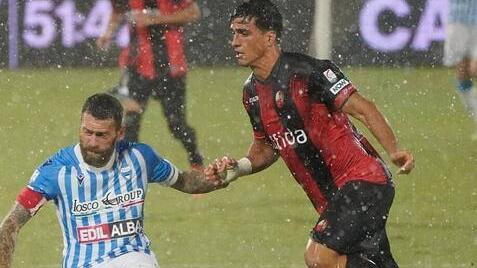 Francesco Benassai impegnato in un duello con Antenucci capitano della Spal