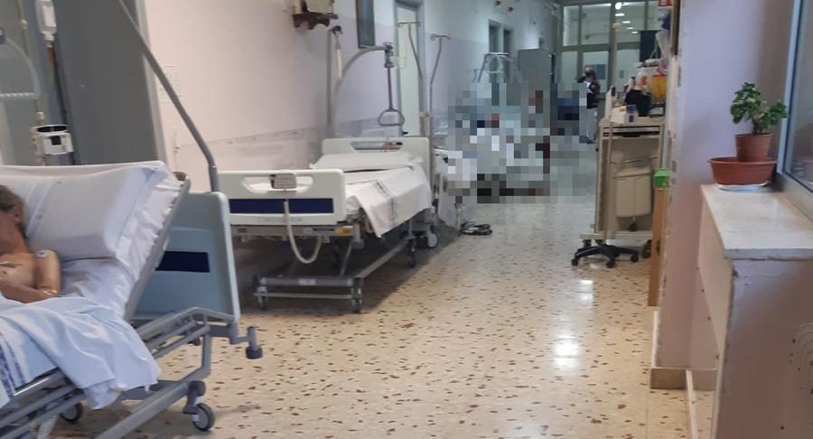 Parcheggiati da tre giorni sulle barelle nei corridoi di Cardiologia dell’Aou di Sassari