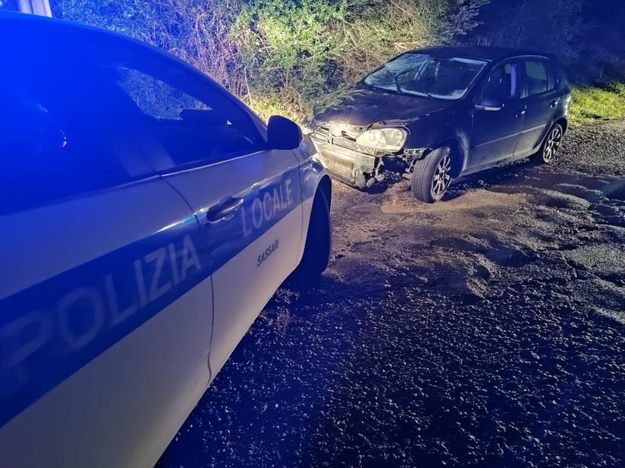 Investe un pedone a Li Punti, scappa e abbandona l’auto