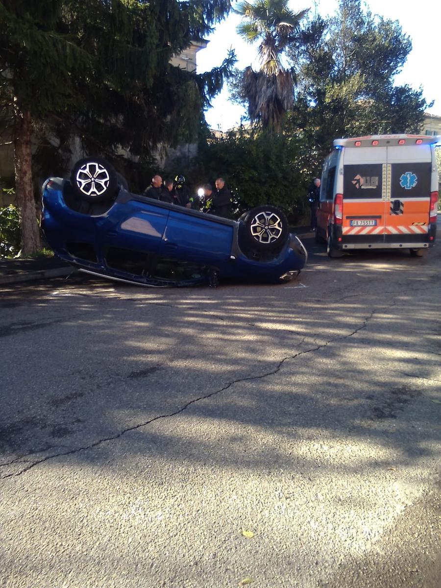 Portomaggiore, scontro tra due auto in centro storico