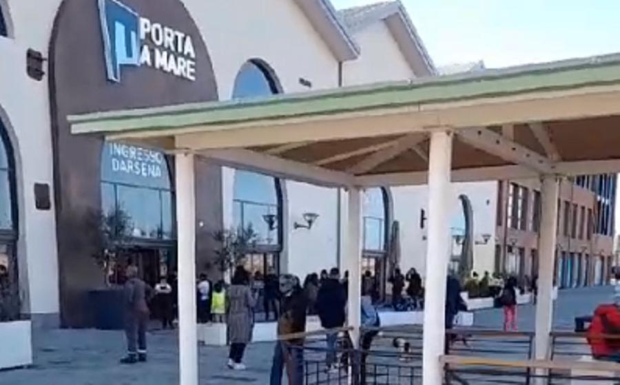 
	La persone uscite dal centro commerciale

