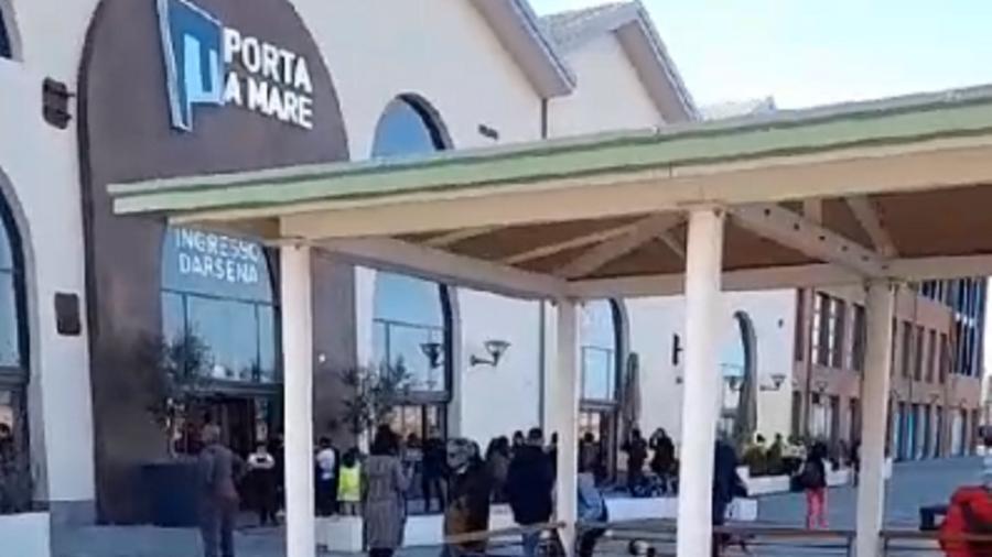 La persone uscite dal centro commerciale