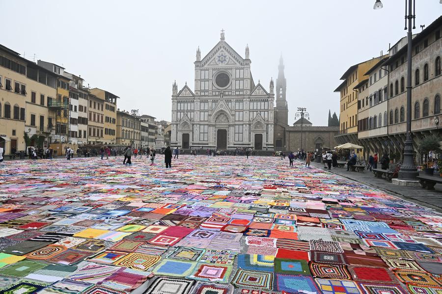 Un tappeto di coperte in piazza Santa Croce: a Firenze c’è “Viva Vittoria”