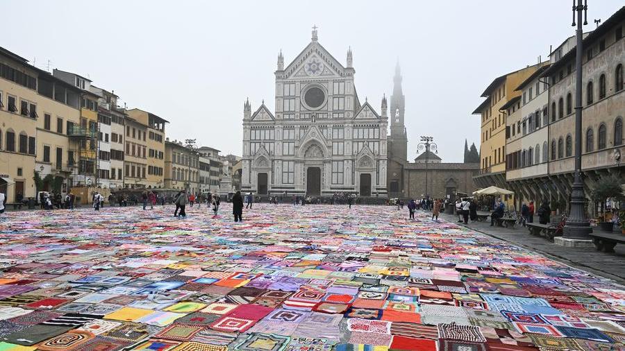 Un tappeto di coperte in piazza Santa Croce: a Firenze c’è “Viva Vittoria”