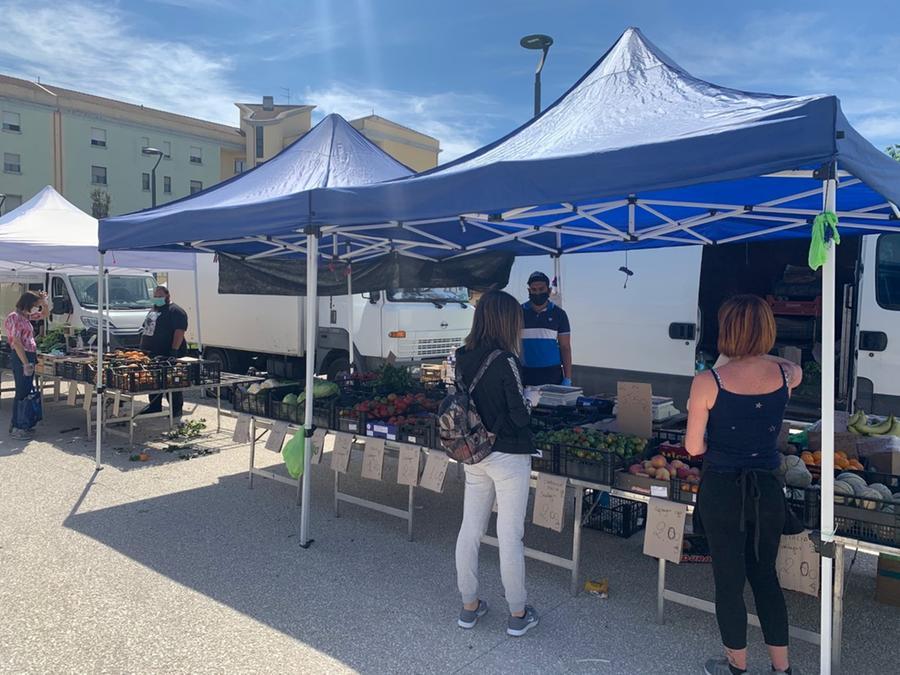 
	Bancarelle al mercatino di piazza Abis

