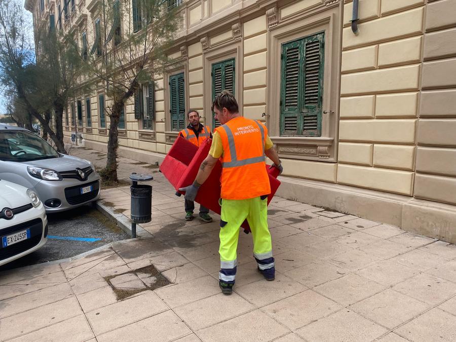 
	Due operatori dell'Aamps rimuovono il divano abbandonato in via Malta

