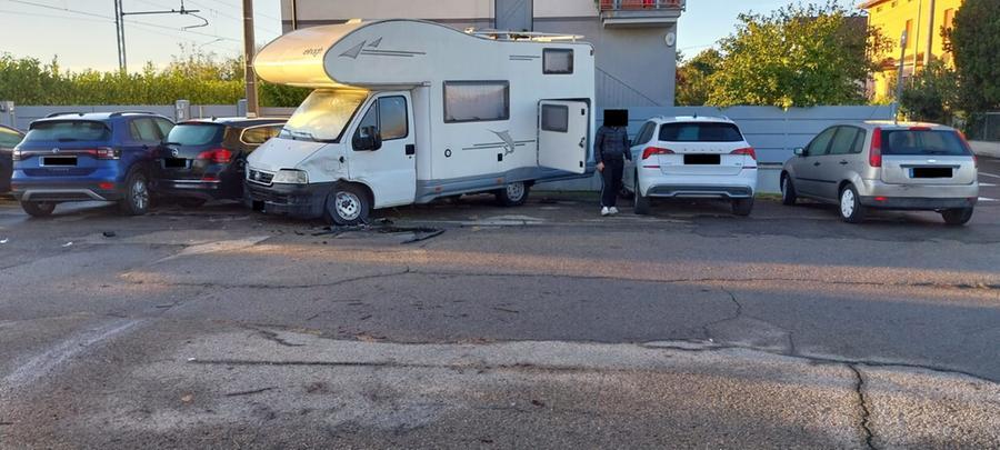 Formigine, si schianta contro 4 mezzi in sosta:  scappa ma viene trovato