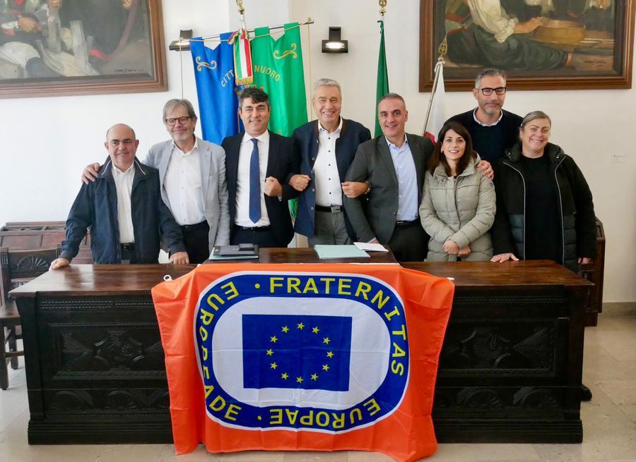 
	La firma del contratto nella sala di rappresentanza del Comune di Nuoro

