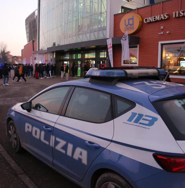 Ragazzini scippano un anziano, lui tenta di rincorrerli e cade