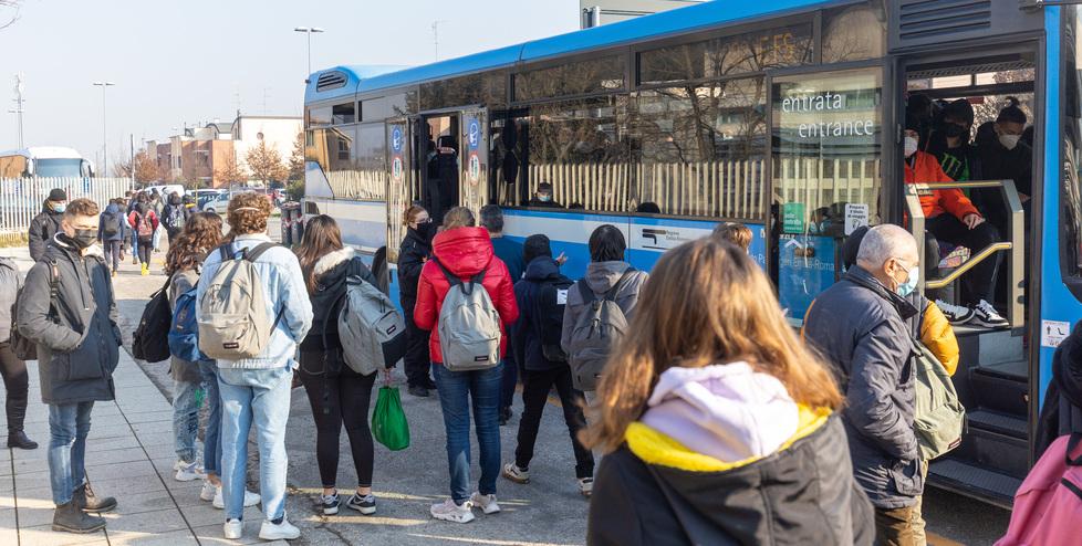 Cecina, autobus per le scuole carenti: poche corse e mezzi vecchi