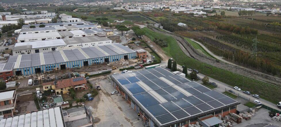 Sassi e detriti nella zona industriale (visibile dal drone nella foto di Nucci)