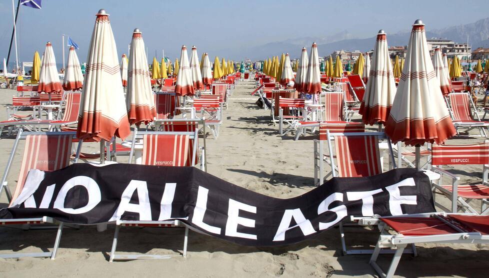 Un’immagine della protesta contro le aste su una spiaggia della Versilia