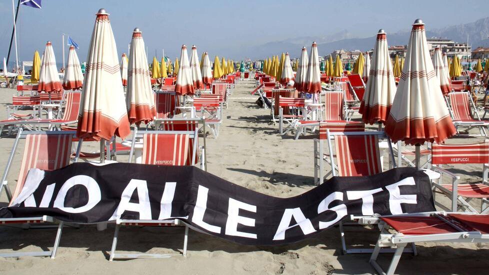 Un’immagine della protesta contro le aste su una spiaggia della Versilia
