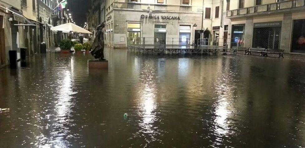 Piazza Cavour a Pontedera allagata