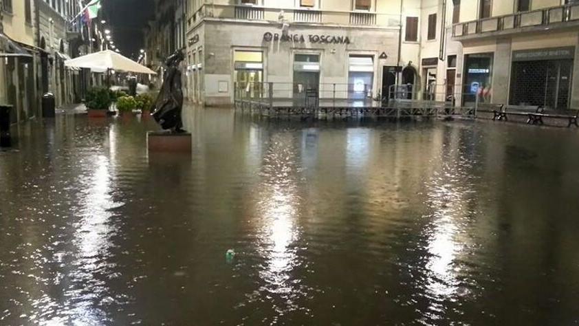 Piazza Cavour a Pontedera allagata