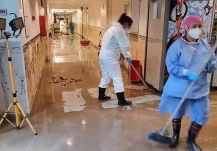 I dipendenti della coop di pulizie degli ospedali al lavoro dopo l’alluvione