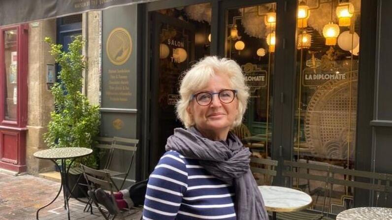 Natalia Quintavalle dopo essersi laureata all’Università di Pisa in Scienze Politiche è entrata al Ministero degli Affari Esteri nel 1985, đa lì ha preso avvio la sua lunga e prestigiosa carriera diplomatica
