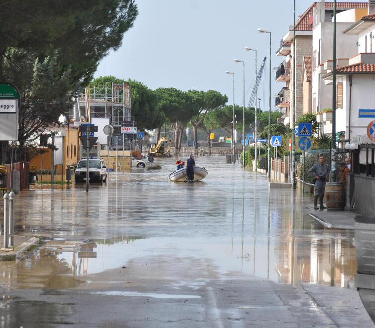 L’alluvione che devastò l’abitato e le campagne di Albinia 11 anni fa, il 12 novembre del 2012 (foto Enzo Russo)