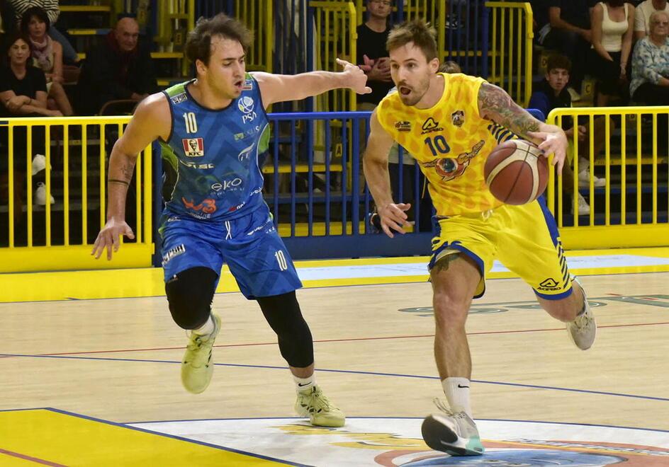 Nella foto, Mirco Turel in azione: sua la tripla che ha deciso la partita a Crema nel finale (foto Paolo Barlettani)