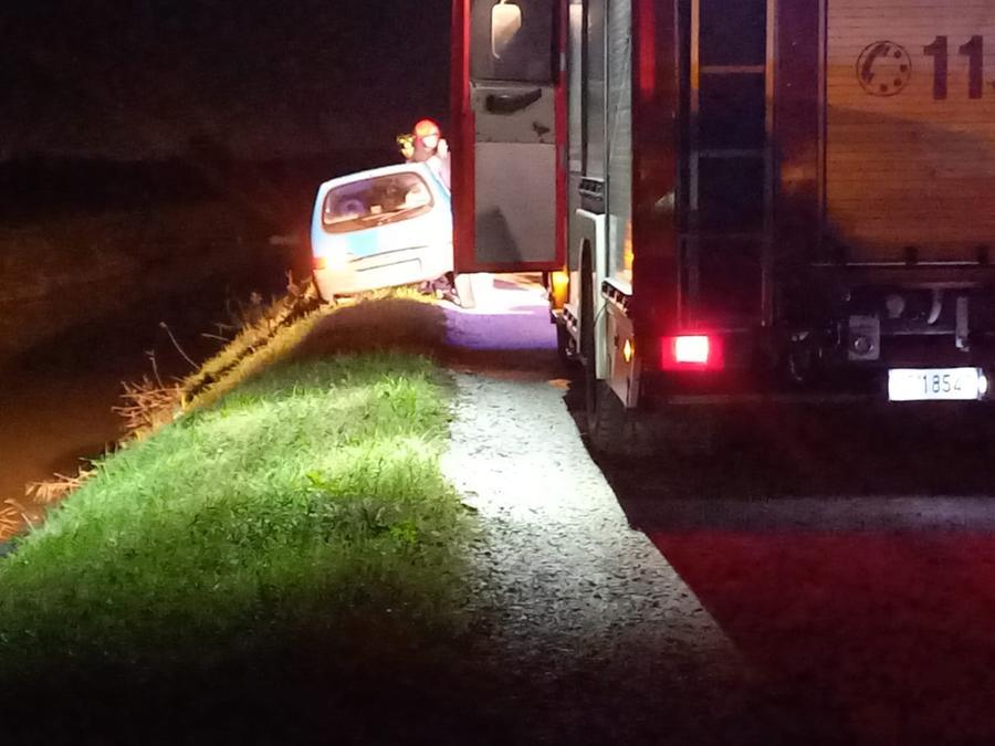 Ferrara, con l’auto sbanda e finisce in bilico sulla scarpata