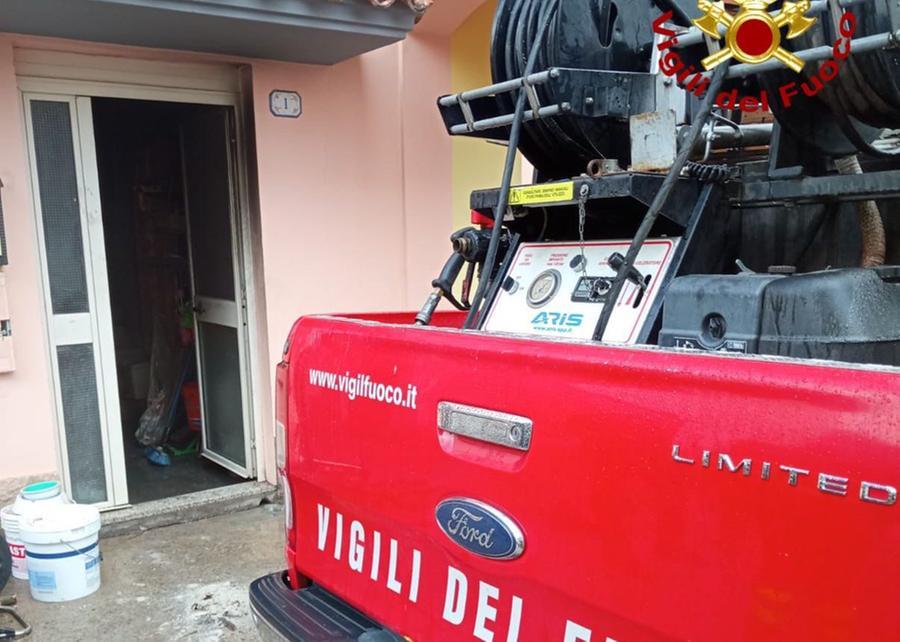 Fiamme in un condominio di Tertenia, una donna intossicata