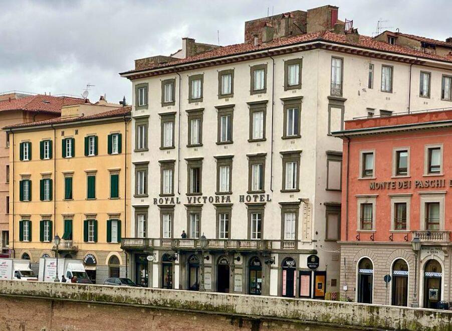 Pisa, nuovo look per il Royal Hotel: torna la storica scritta “Victoria”<br>
