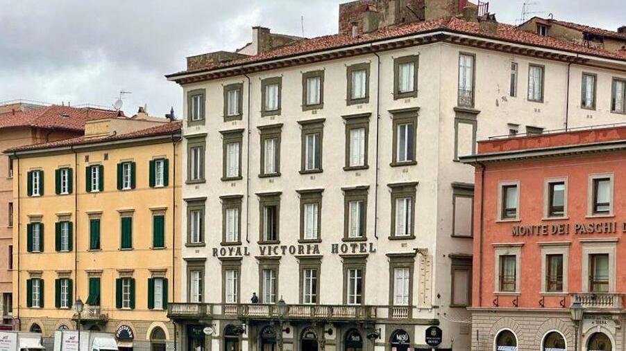 Pisa, nuovo look per il Royal Hotel: torna la storica scritta “Victoria”<br>