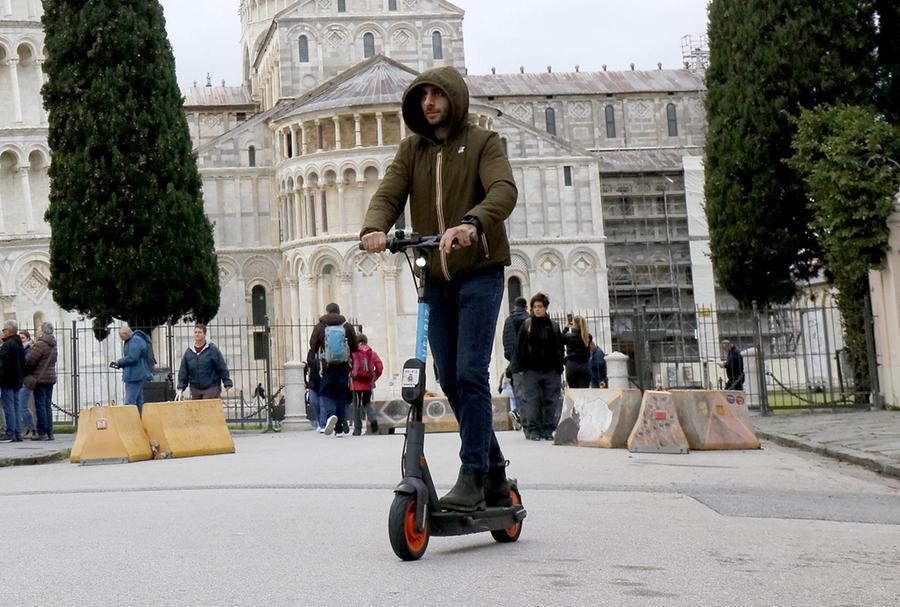 Pisa, il futuro di bici e monopattini: «Stop sosta selvaggia». Ecco tutte le nuove regole