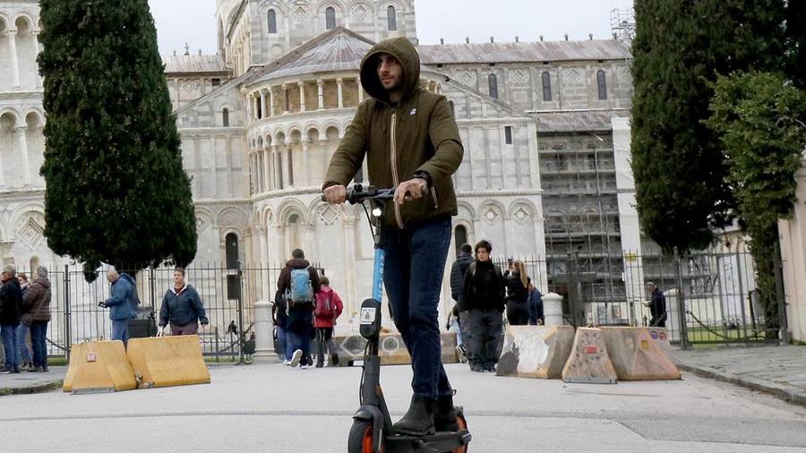 Pisa, il futuro di bici e monopattini: «Stop sosta selvaggia». Ecco tutte le nuove regole