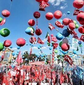 Calci, multe a chi lancia i palloncini in aria: «Pericolo per animali e ambiente»<br>
