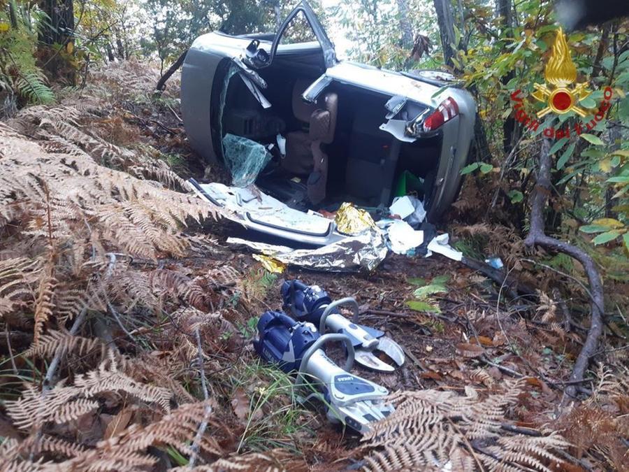 Pescia, si ribalta con l’auto per 20 metri e finisce nel bosco - Il Tirreno
