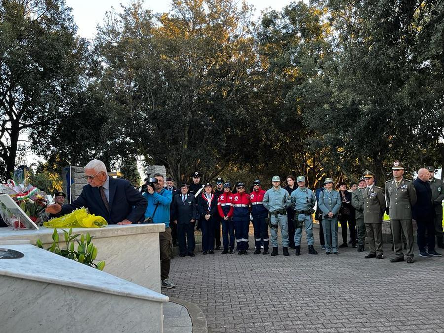 
	Ruggero Olla sulla tomba del figlio Silvio

