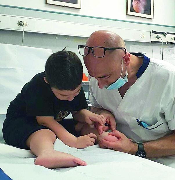 Sassari, gli ortopedici che restituiscono ai bambini la libertà di camminare