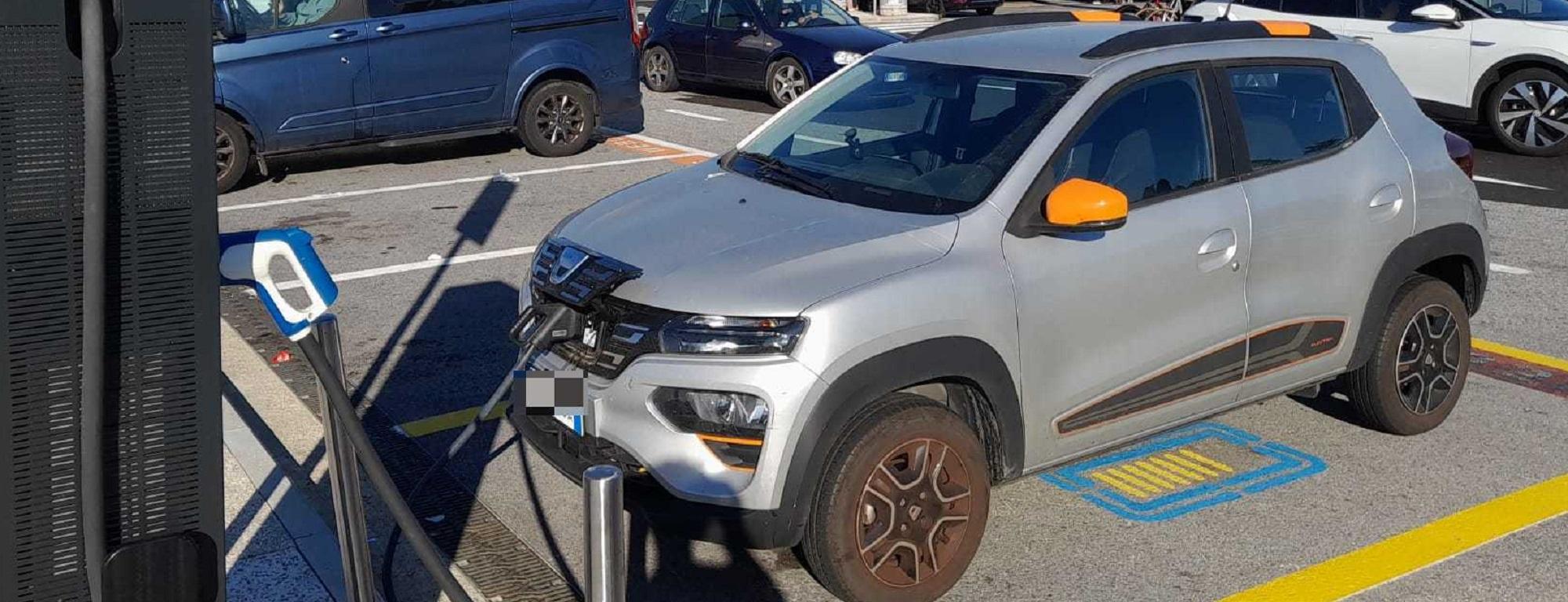 Una Dacia Spring in ricarica (foto d'archivio)