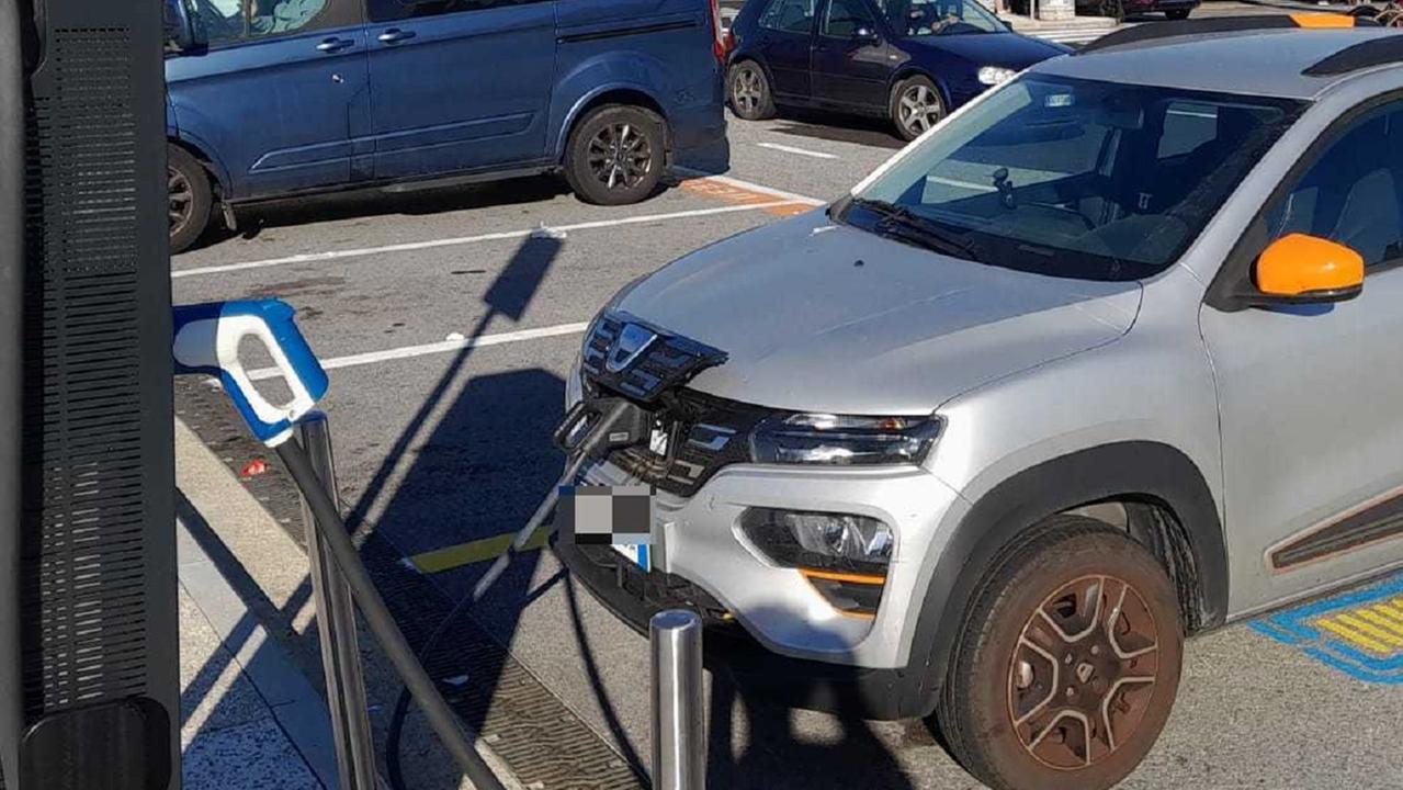 Una Dacia Spring in ricarica (foto d'archivio)