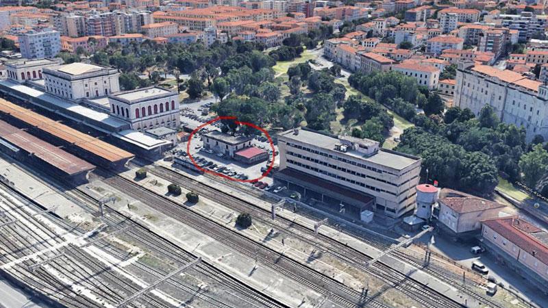 La stazione vista dall’alto. Cerchiato in rosso l’edificio che sarà trasformato in centro accoglienza per i senza dimora