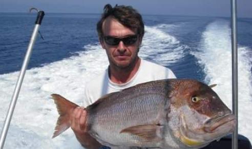 Cesare Arnaldi con una delle sue prede durante una battuta di pesca