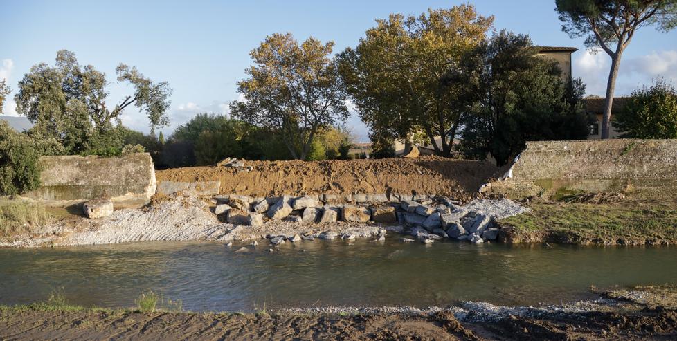 L’argine del torrente Marina collassato nella zona di Villa Montalvo